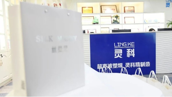 玉鼠辭舊，金牛迎新，靈科年禮賀新春！